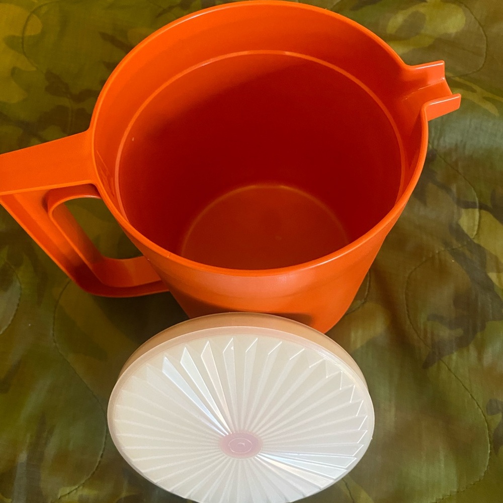 Vintage Burnt Orange Tupperware Pitcher with White Lid 1.5 Quarts - Picture 3 of 4